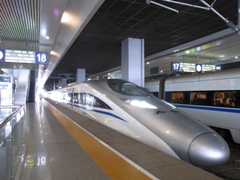 中国の新幹線。指定席は日本のグリーン車のようなシートで快適。