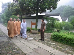 寺院に向かう僧侶達