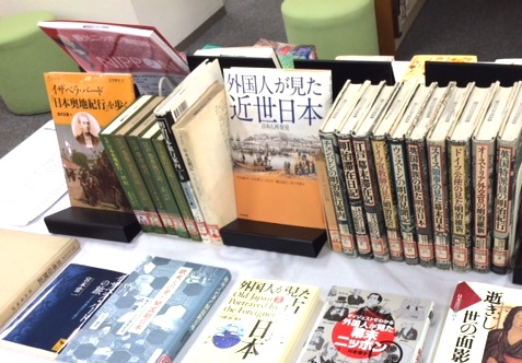 明治期に日本を旅した外国人を紹介した図書 （「旅の図書館」特別展示より）