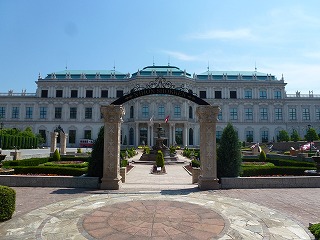 オーストリアの宮殿を模した食品関連工場の外観（日本食研愛媛本社工場）