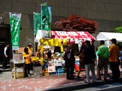 ファームエイド銀座でのハニーハイボール（左）