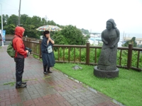 小道を歩く