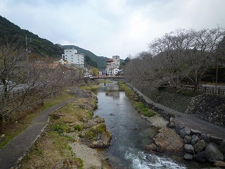 写真7 長門湯本温泉と音信(おとずれ)川
