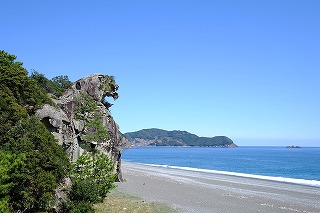 七里御浜と獅子岩(三重県熊野市、紀宝町)