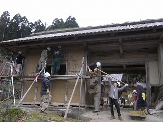 長屋門の土壁修理の体験（宮城県栗原市）