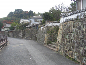 写真２　厳原町の石垣の街並み