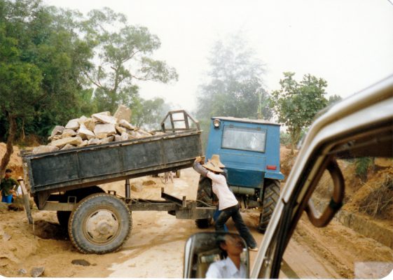 写真3　現地視察－人力での工事－