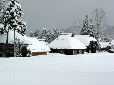 写真９　高柳町萩ノ島環状かやぶき集落の風景(冬)